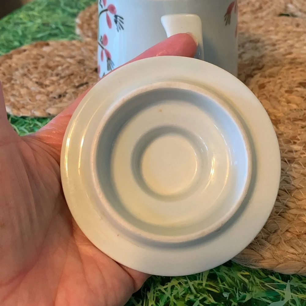 Adorable floral tea cup with lid, EUC